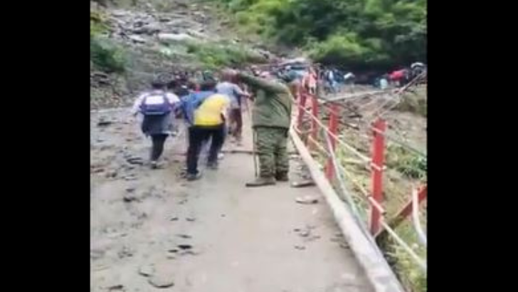 https://www.salarnews.in/public/uploads/images/newsimages/maannewsimage18062025_181817_uttarakhand debrisfall.png